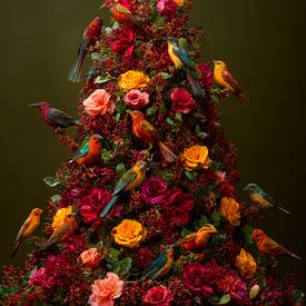 Blühender Weihnachtsbaum voller bunter Vögel von But First Framing