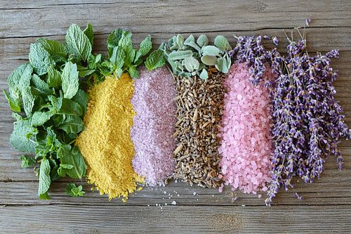 Herbes et épices colorées