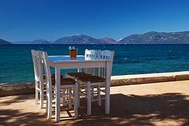 Terras in Sami Kefalonia met zicht op Ithaca by Ruud Lobbes