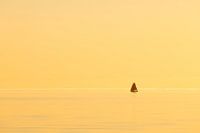 Ein Segelschiff auf dem IJsselmeer bei Sonnenuntergang
