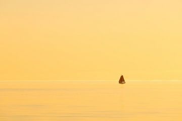 Un voilier sur l'IJsselmeer au coucher du soleil sur Bas Meelker