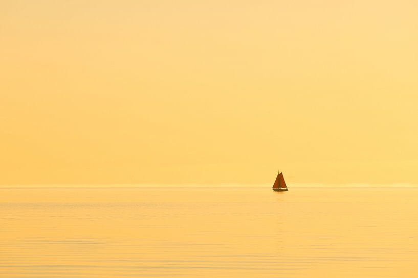 Een zeilschip op het IJsselmeer tijdens zonsondergang van Bas Meelker