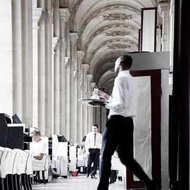 Paris, Cafe Marly im Louvre Museum. von heidi borgart