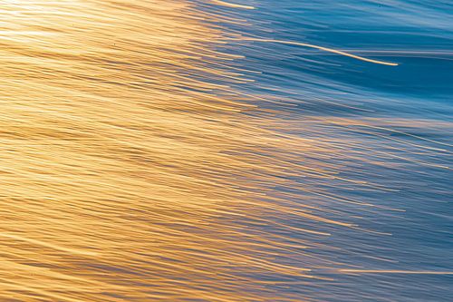 Spel van licht op het strand