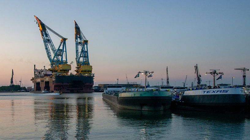 De haven van Rotterdam in de schemering van scheepskijkerhavenfotografie