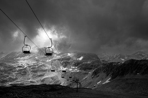 Télésiège dans les montagnes