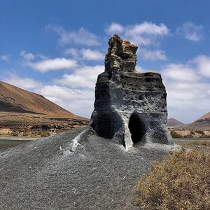 Mysterieuze rots op eiland Lanzarote van Joyce Kuipers