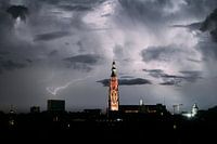 Bliksem met de grote kerk van Breda