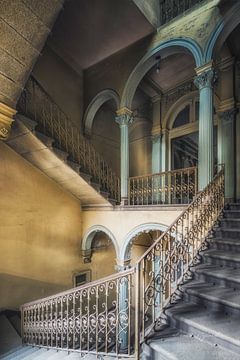 Verlaten en vervallen trappenhuis van Frans Nijland