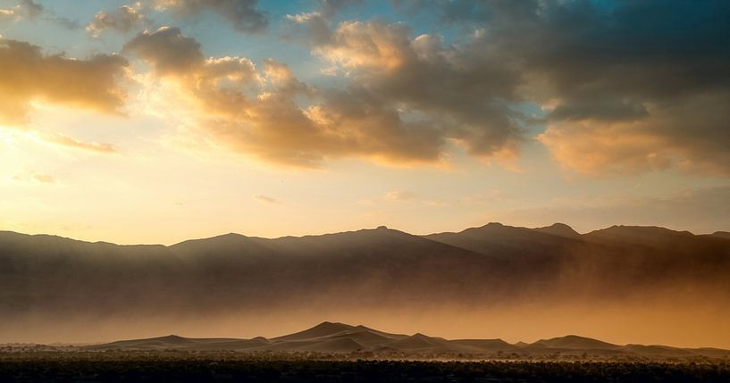Sonnenaufgang über der sich bewegenden Wüste von Loris Photography