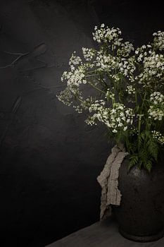 Landelijk stilleven met fluitenkruid en shabby doek