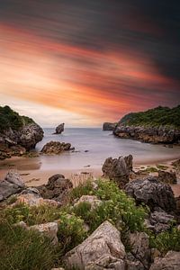 kustscène bij Playa de Buelna langs de kust van Asturië van gaps photography