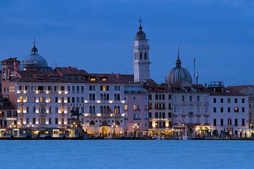 VENICE Stadsgezicht - blauw Venetië van Bernd Hoyen