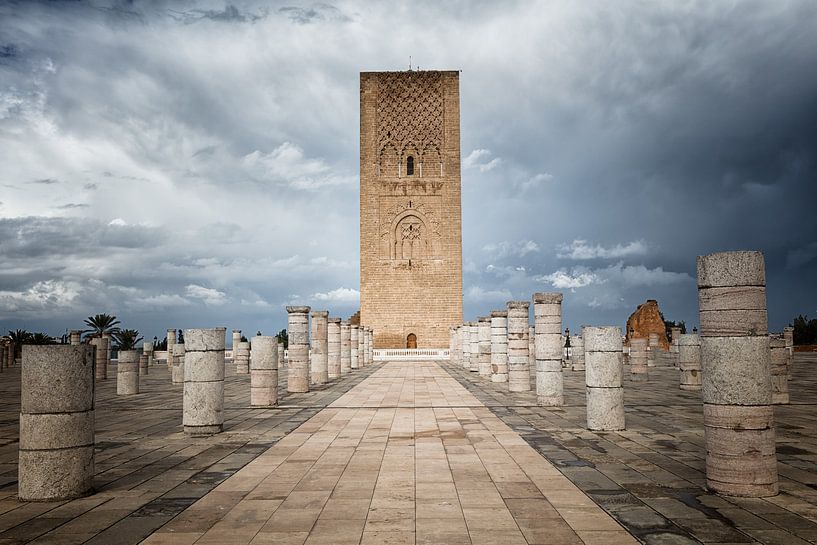 De Hassan Toren, de minaret van de incomplete moskee in Rabat in Marokko van Bas Meelker