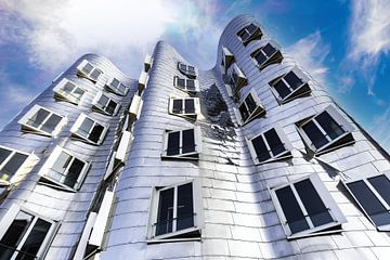 Gevel Gehry-gebouwen in Düsseldorf Media Harbour met wolken van Dieter Walther