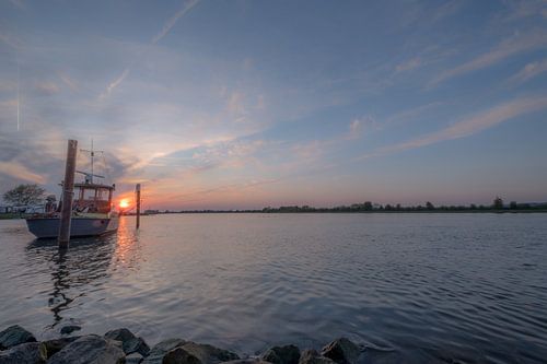 Veerpontje bij zonsondergang