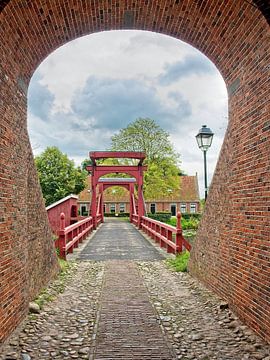 Doorkijkje door de middeleeuws poortje Bourtange van Louis Kreuk