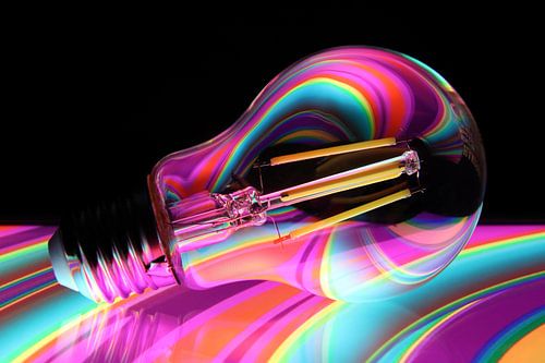 Bunte Spiegelungen in einer Lampe 9