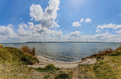 Natuurlijk strand bij Glutzow aan de Strelasund, eiland Rügen