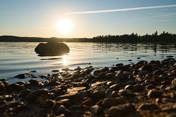 Zonsondergang bij het meer in Zweden van Martin Köbsch