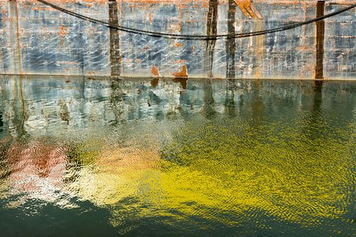 Reflecties in de haven van Rotterdam