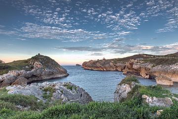 La côte nord de l'Espagne près de Soto de la Marina en fin d'après-midi sur Harrie Muis