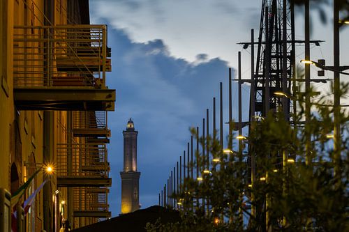 Leuchtturm "Lanterna" im Hafen von Genua, Italien bei Nacht