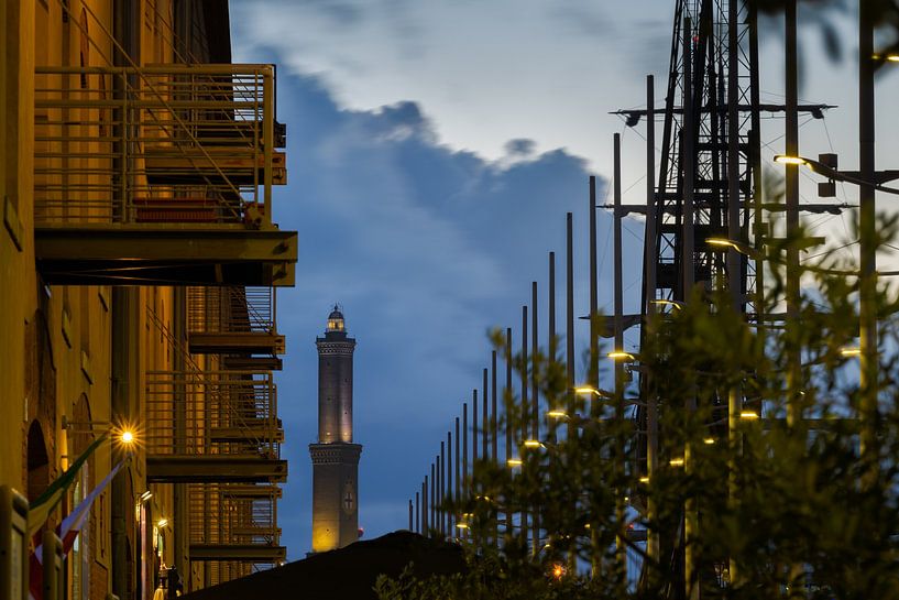 Phare &quot;Lanterna&amp;quot ; dans le port de Gênes, Italie, la nuit par Robert Ruidl