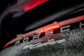 Gefrorener Porsche 911 Carrera in Schweden von Bas Fransen