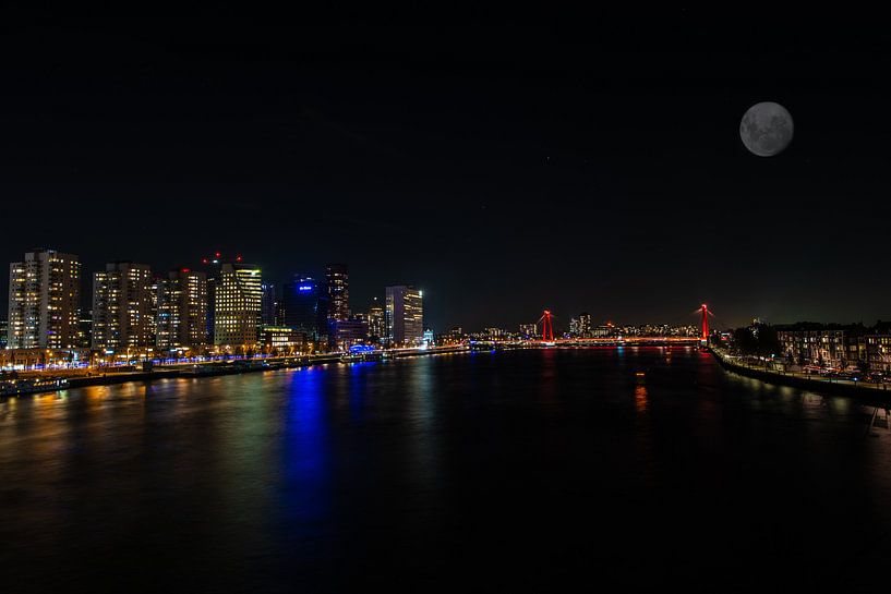 Rotterdam bij Nacht met de Maan van Brian Morgan