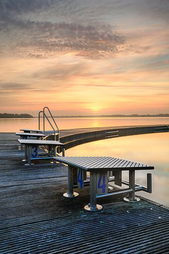 Zonsopkomst boven het water bij de startblokken op het Atol in Zeewolde van Fotografiecor .nl