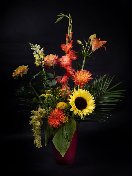 Een boeket met gele en oranje kleurige bloemen, ( stilleven ) van Marjolijn van den Berg