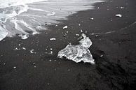 ijs sculptuur kruipt op het strand van ijsmeer Jokulsarlon, Ijsland van Jutta Klassen thumbnail
