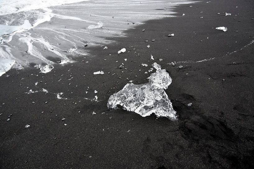 Eisskulptur kriecht an Land am Eismeer  Jokulsarlon, Island von Jutta Klassen