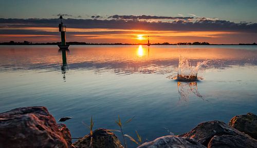 Éclaboussures d'eau pendant le coucher du soleil