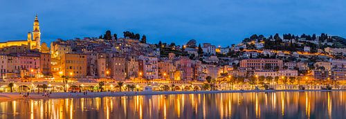 Panorama van een avond in Menton, Frankrijk