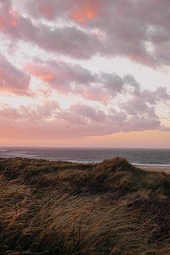 Pastelkleurige zonsondergang bij de duinen in Ouddorp