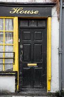 Die schwarze Tür des Hauses Nr. 62