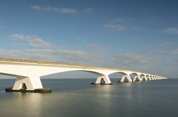 Zeeland-Brücke über die Oosterschelde an einem leicht bewölkten Tag von Robin Verhoef