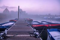 Zonsopkomst aan een haven met een mooie paarse gloed