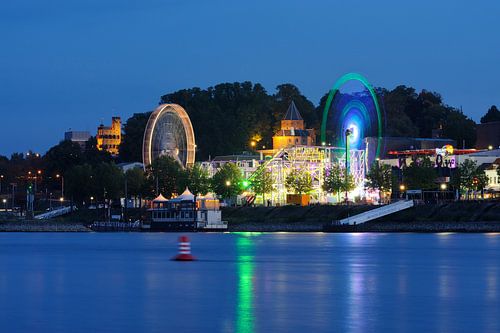 Kermis aan de Waalkade in Nijmegen