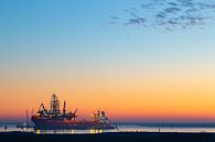 Boot bij de Maasvlakte Rotterdam bij zonsondergang van Renske Breur thumbnail