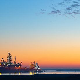 Boot bij de Maasvlakte Rotterdam bij zonsondergang sur Renske Breur