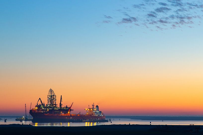 Boot bij de Maasvlakte Rotterdam bij zonsondergang van Renske Breur