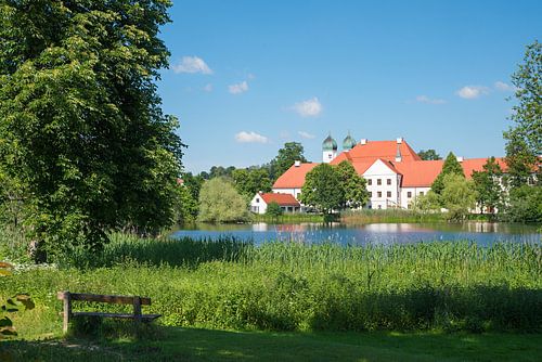prachtig historisch klooster Seeon en meer Seeoner See, zomer l