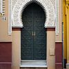 Porte d'entrée verte décorée à Triana, Séville sur Teun Janssen
