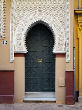 Gedecoreerde groene voordeur in Triana, Sevilla van Teun Janssen