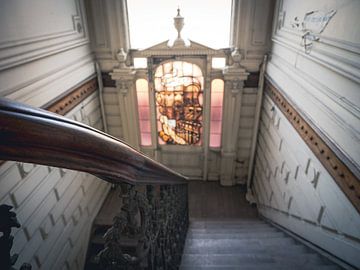 Treppengeländer in einer Villenruine in Belgien von Art By Dominic