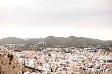 Uitzicht over Ibiza stad met bewolking van Céline Jennes