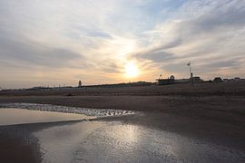 Gouden stilte boven Katwijk bij zonsopgang van jpgriffintheauthor